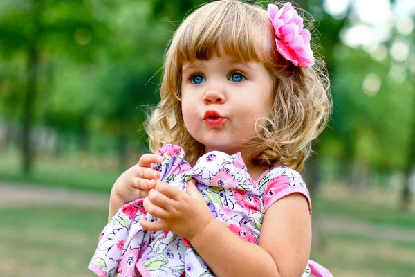 Kaukasisches kleines Mädchen geht im Park spazieren — Stockfoto