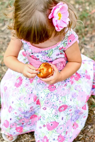 Kaukasiska liten flicka med tårta — Stockfoto