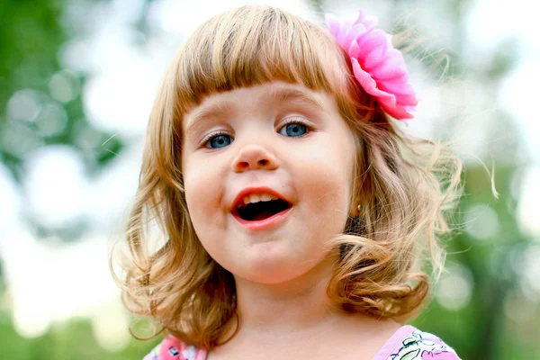 Caucasian little girl walking in the park — Stock Photo, Image