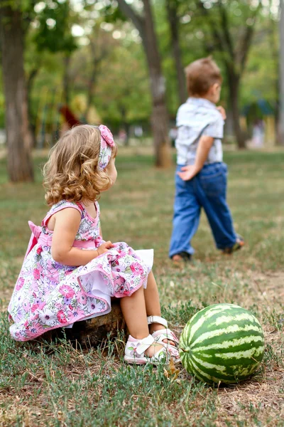 Dvě krásné děti s meloun — Stock fotografie
