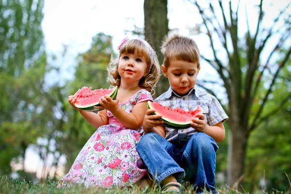 Två vackra barn med vattenmelon — Stockfoto