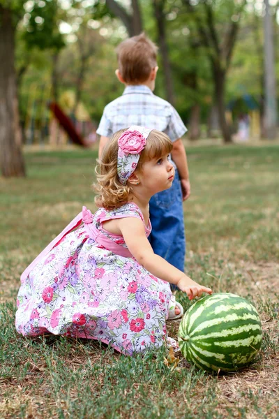 Två vackra barn med vattenmelon — Stockfoto