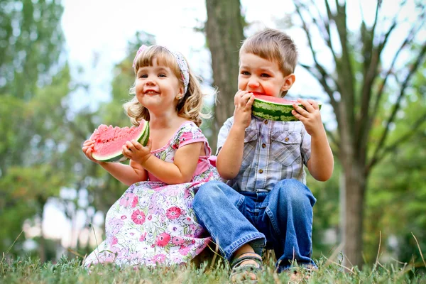 Två vackra barn med vattenmelon — Stockfoto