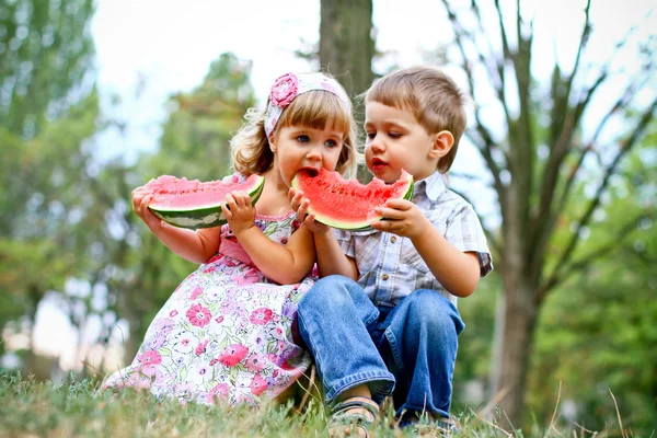 Dvě krásné děti s meloun — Stock fotografie