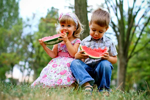 Två vackra barn med vattenmelon — Stockfoto