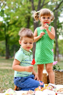 Beyaz küçük erkek ve kız tatlılar yemek