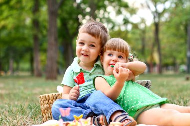 Beyaz küçük erkek ve kız tatlılar yemek