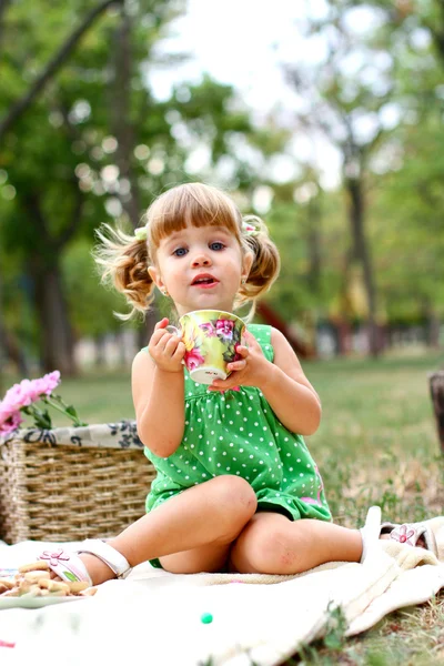 Kavkazská holčička jíst sladkosti — Stock fotografie