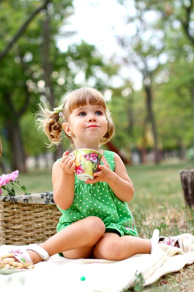 お菓子を食べて白人少女 — ストック写真