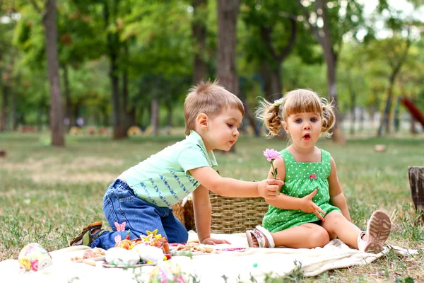 Kavkazská malý chlapec a dívka jíst sladkosti — Stock fotografie