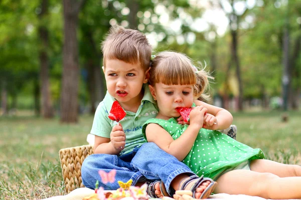 Caucásico niño y niña comiendo dulces —  Fotos de Stock