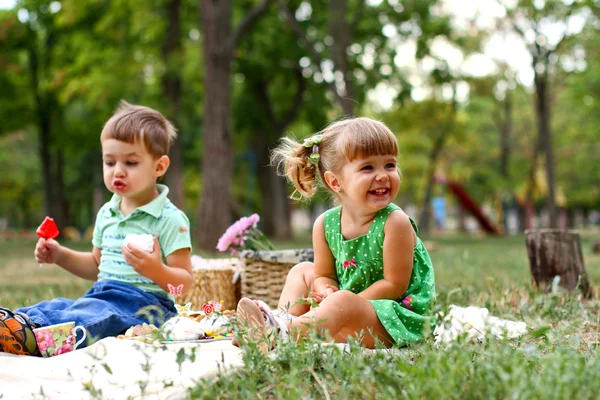 Кавказский мальчик и девочка едят сладости — стоковое фото