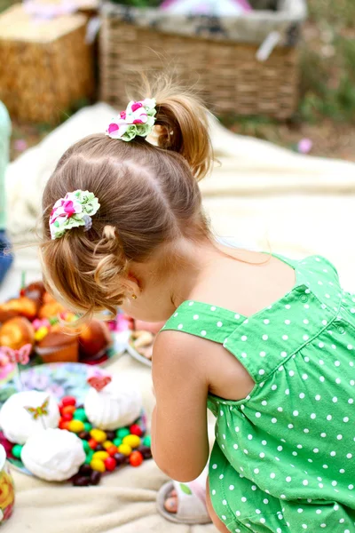 Caucasian little eating sweets — Stock Photo, Image