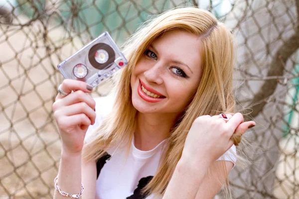 La chica con un cassette en la mano — Foto de Stock