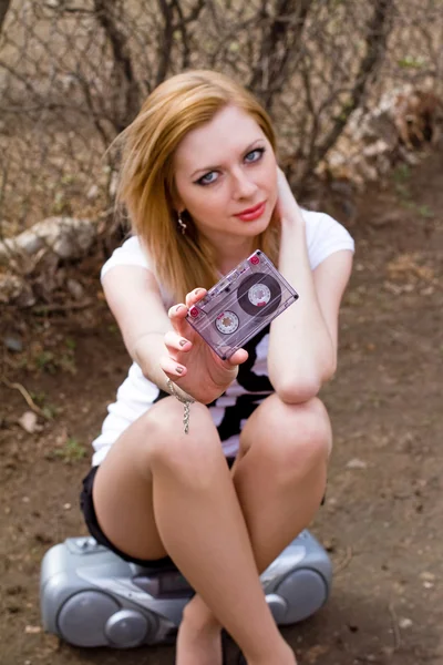 有一个盒式磁带和磁带录音机的女孩 — 图库照片