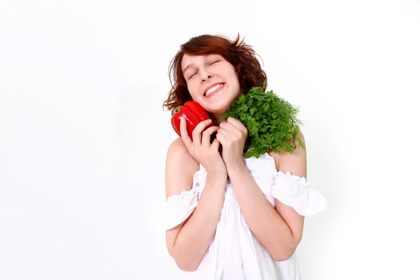 Mujer joven sonriente con verduras — Foto de Stock