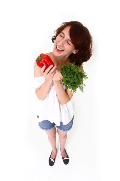Lächelnde junge Frau mit Gemüse — Stockfoto