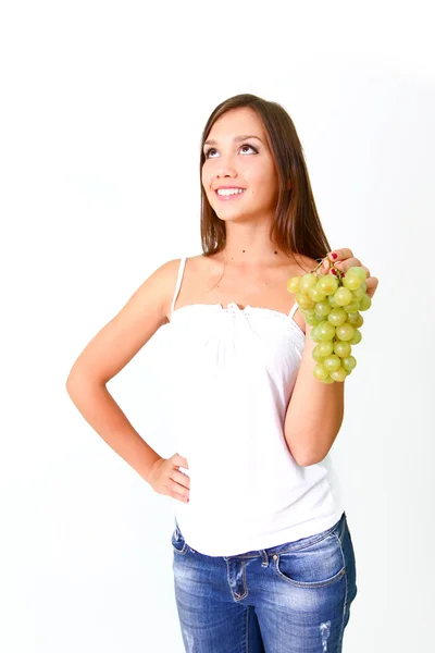 Jeune femme avec des raisins — Photo