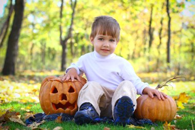 halloween pumpkins ile küçük çocuk