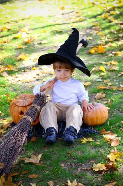 halloween pumpkins, süpürge ve şapka ile küçük çocuk