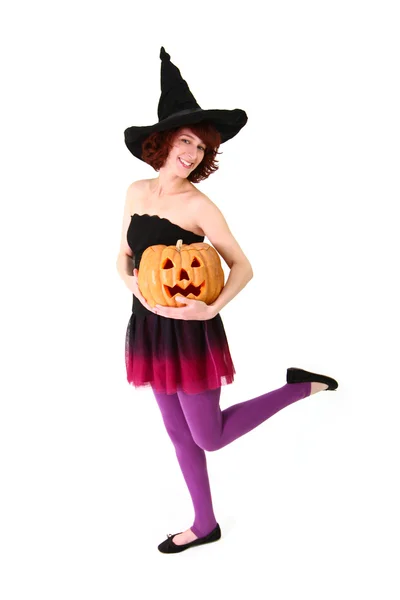 Ведьма Хэллоуина с тыквой на белом фоне — стоковое фото
