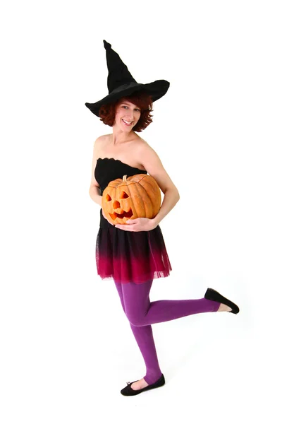 Ведьма Хэллоуина с тыквой на белом фоне — стоковое фото