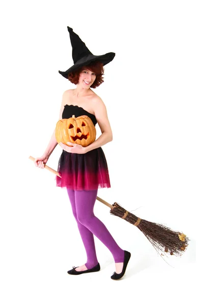 Strega di Halloween con una zucca e una scopa isolata su una b bianca — Foto Stock