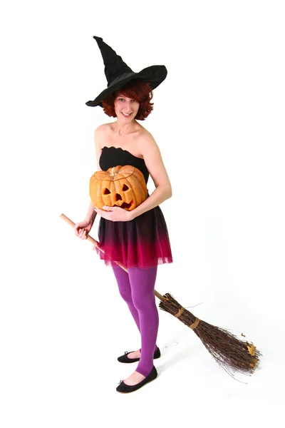 Хэллоуинская ведьма с тыквой и метлой, изолированной над белой буквой Б. — стоковое фото