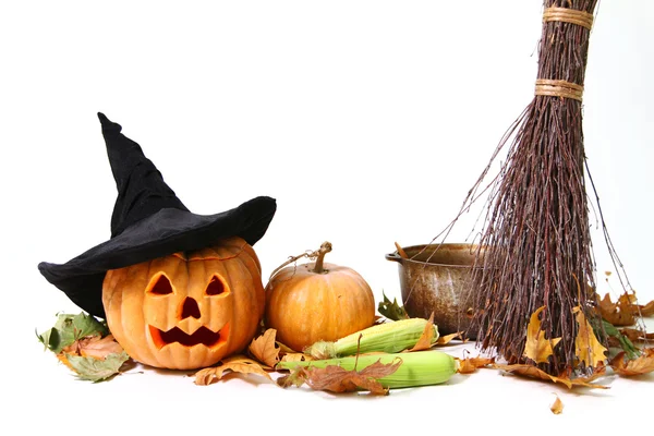 Хэллоуин тыква, шляпа, кукуруза, метла, лист и горшок изолированы над — стоковое фото