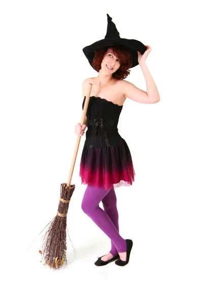 Улыбающаяся ведьма Хэллоуина с метлой, изолированной над белой бэкгро — стоковое фото