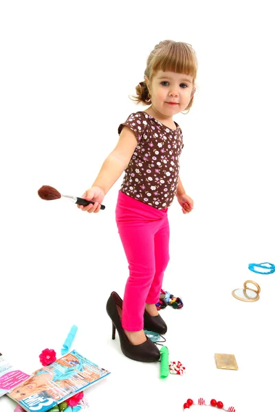 Kleines Mädchen mit großen schwarzen Schuhen, Schmuck, Magazin und Pinsel — Stockfoto