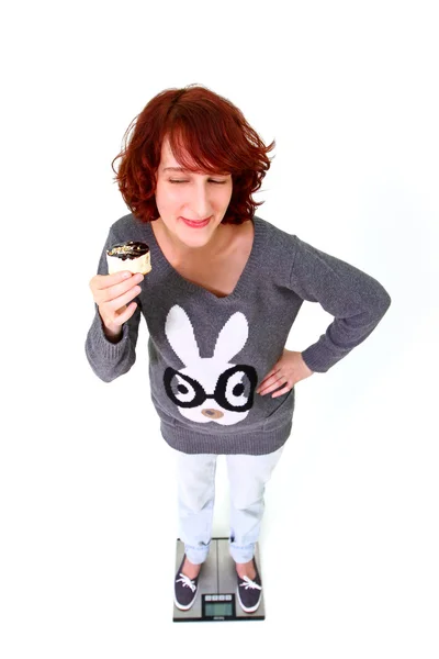 Portrait de jeune femme avec un gâteau isolé sur fond blanc — Photo