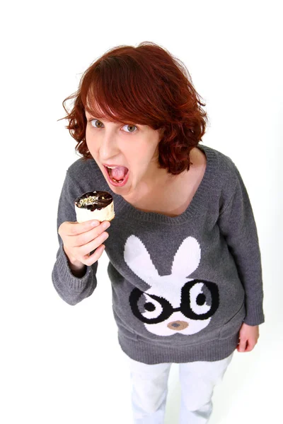 Portret van een jonge vrouw eten een taart geïsoleerd op witte backgr — Stockfoto