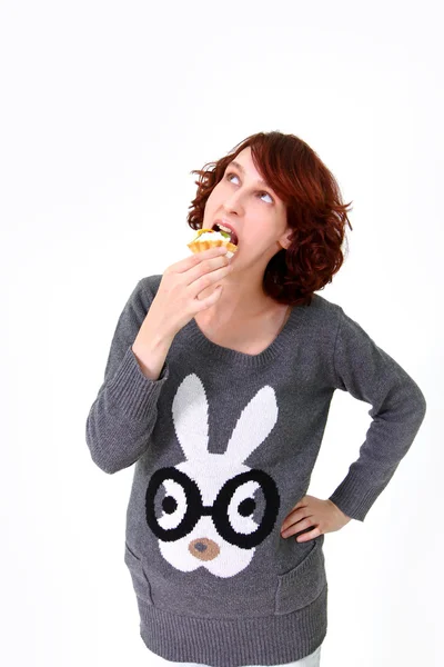 Menina comer bolo isolado no fundo branco — Fotografia de Stock