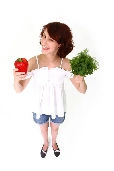 Jeune femme souriante aux légumes isolés sur fond blanc — Photo