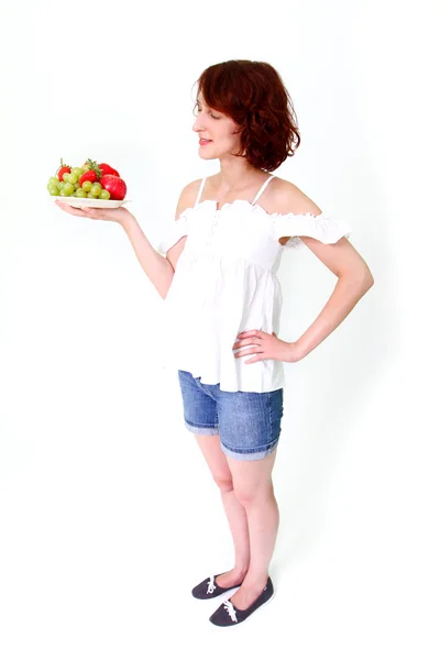 Sorrindo jovem mulher com frutas isoladas em fundo branco — Fotografia de Stock