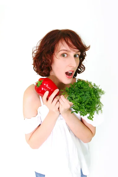 Zdumiony, młoda kobieta z warzywami na białym tle — Zdjęcie stockowe