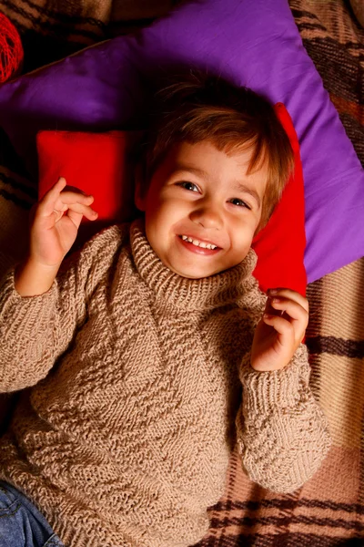 Retrato de mentiroso garotinho rindo — Fotografia de Stock