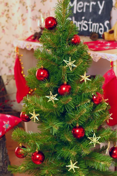 Kerstmis en Nieuwjaar boom binnenshuis — Stockfoto