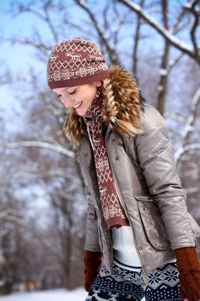 Happy young woman walking in a winter park outdoors — Stock Photo, Image