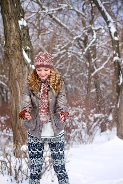 Jovem feliz brincando com neve ao ar livre — Fotografia de Stock