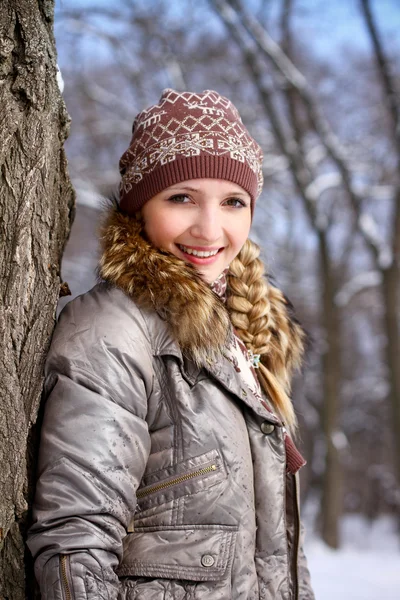 Portret van winter meisje buitenshuis — Stockfoto