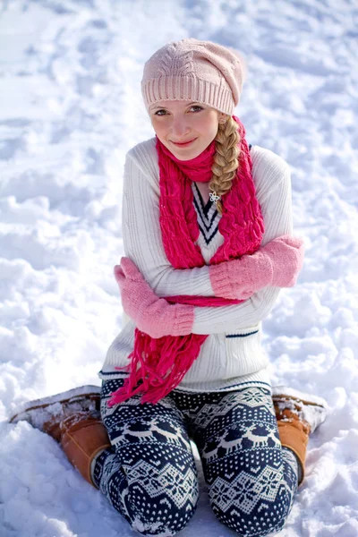 Retrato de menina de inverno na neve ao ar livre — Fotografia de Stock