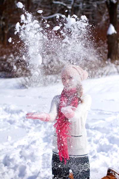 Leuk meisje spelen met sneeuw buitenshuis — Stockfoto