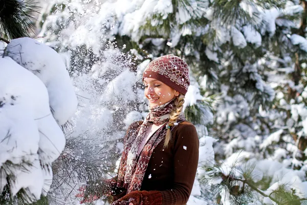 Çam ağaçlarının yanında kız kış park açık havada gülüyor — Stok fotoğraf