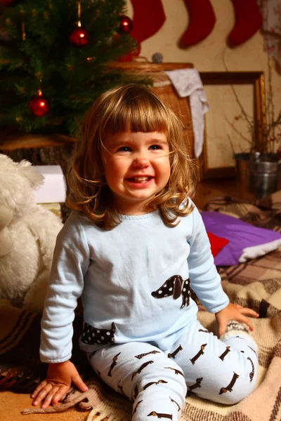 Chica riendo con un nuevo año o árbol de Navidad — Foto de Stock