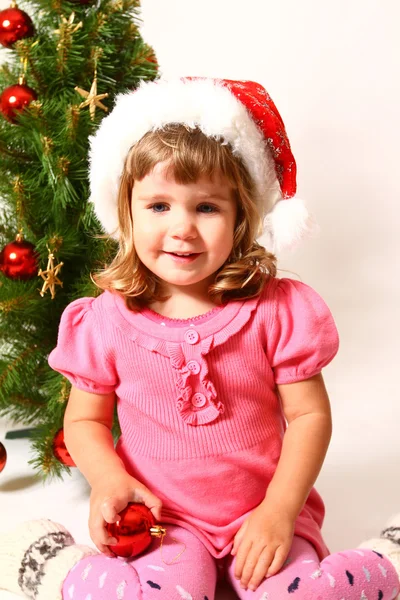 Щаслива дитина біля новорічної або різдвяної ялинки ізольована на білому фоні — стокове фото