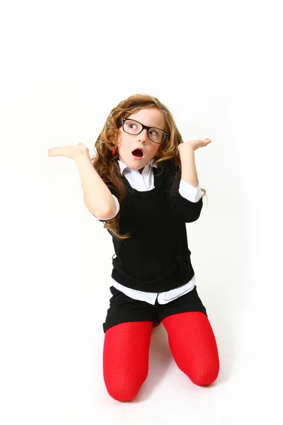 Chica sorprendida con gafas aisladas sobre fondo blanco — Foto de Stock