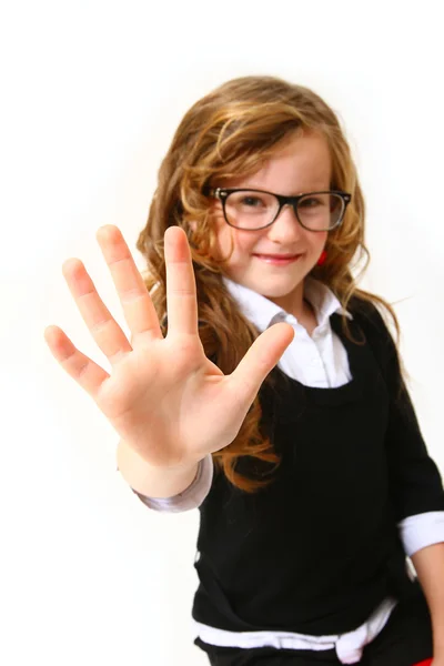 Zakelijke meisje met glazen maken het teken vijf of Hallo isoleren — Stockfoto