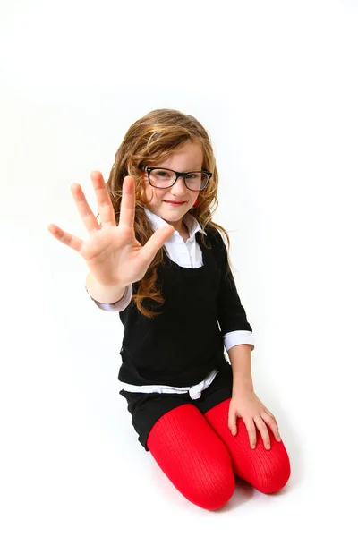 Lustiges kleines Mädchen mit Brille macht das Zeichen fünf oder hallo iso — Stockfoto